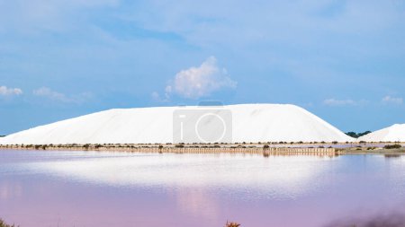 Foto de Sal marina apilada en una montaña de la producción de sal cerca de la ciudad de Aigues-Mortes en la región de Camarque de Francia - Imagen libre de derechos