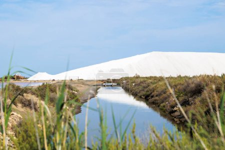 Foto de Sal marina apilada en una montaña de la producción de sal cerca de la ciudad de Aigues-Mortes en la región de Camarque de Francia - Imagen libre de derechos