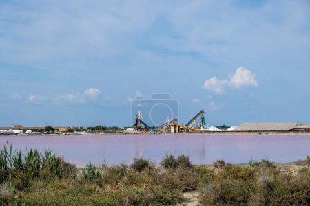 Foto de Producción de sal cerca de la ciudad de Aigues-Mortes en la región de Camarque, Francia, Aigues-Mortes, 30 de mayo de 2023 - Imagen libre de derechos