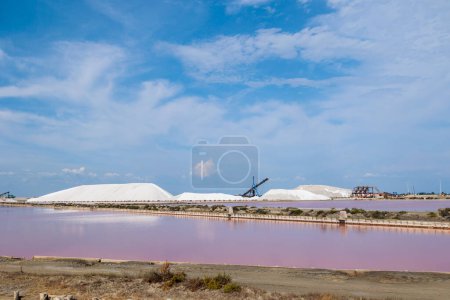 Foto de Producción de sal cerca de la ciudad de Aigues-Mortes en la región de Camarque, Francia, Aigues-Mortes, 30 de mayo de 2023 - Imagen libre de derechos