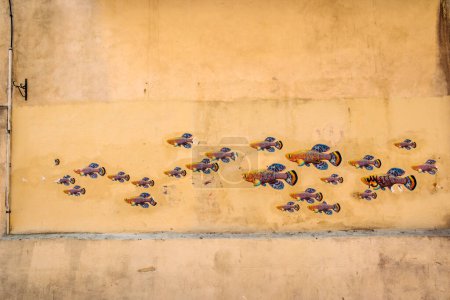 Téléchargez les photos : Des poissons tropicaux colorés comme graffiti mural au centre-ville de Montpellier, France, 30-05-2023. - en image libre de droit