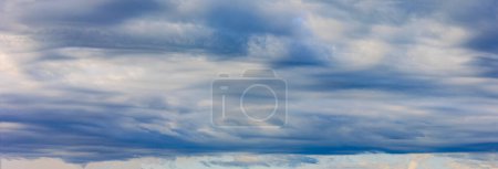 Téléchargez les photos : Vue sur les prairies du verger jusqu'à la lisière de la forêt à Siebenbrunn près d'Augsbourg par une journée nuageuse - en image libre de droit