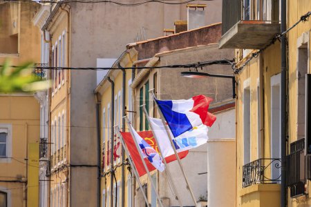 Téléchargez les photos : Drapeau français dans les rues de Sète sur un immeuble résidentiel - en image libre de droit