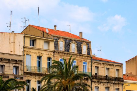 Téléchargez les photos : Immeuble résidentiel dans la vieille ville de Sète en France - en image libre de droit