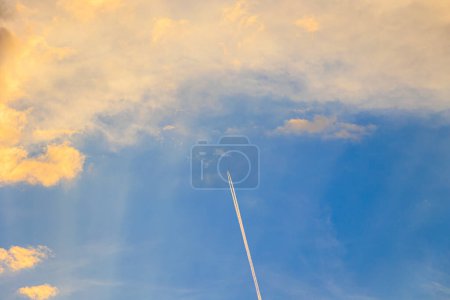 Téléchargez les photos : Les rayons du soleil brillent à travers de sombres nuages - en image libre de droit