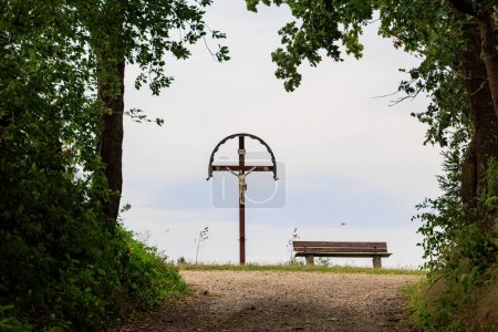 Téléchargez les photos : Une croix de champ avec la représentation du Christ crucifié à côté d'un banc de repos sur un chemin de champ près de Friedberg près d'Augsbourg, Allemagne - en image libre de droit