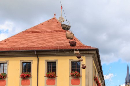 Foto de Casco antiguo histórico de la ciudad de distrito Lichtenfels en un día con cielo azul y nubes de cúmulo, Alemania, Lichtenfels, 29.July.2023 - Imagen libre de derechos