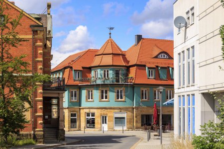 Téléchargez les photos : Maison historique avec balcon rond dans la ville franconienne Lichtenfels ind Allemagne - en image libre de droit