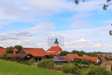 Foto de La iglesia de San Nicolás en el municipio de Reichling en Baviera bajo un cielo ligeramente nublado - Imagen libre de derechos