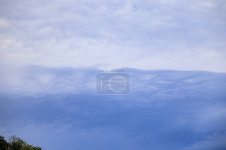Téléchargez les photos : Asperitas nuages avant un orage d'été sur une ligne électrique à Maulburg, une ville dans la Forêt-Noire - en image libre de droit