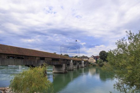 Téléchargez les photos : Le vieux pont historique en bois entre l'Allemagne et la Suisse sur le Rhin à Bad Sckingen. - en image libre de droit