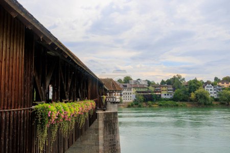 Téléchargez les photos : Le vieux pont historique en bois entre l'Allemagne et la Suisse sur le Rhin à Bad Sckingen. - en image libre de droit
