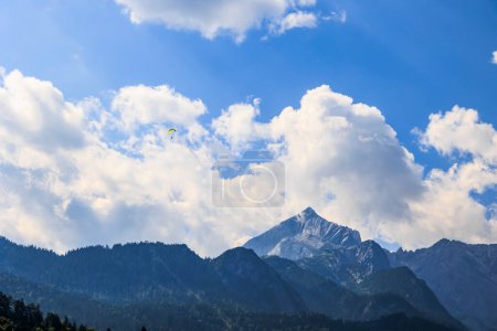 Foto de El Alpspitze en las montañas de Wetterstein con parapentes vistos desde Garmisch-Partenkirchen en un día soleado - Imagen libre de derechos