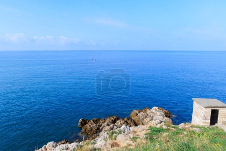 Foto de Un barco pesquero solitario navega en el mar azul en un día soleado con cielo azul frente a la ciudad croata Rovinj - Imagen libre de derechos