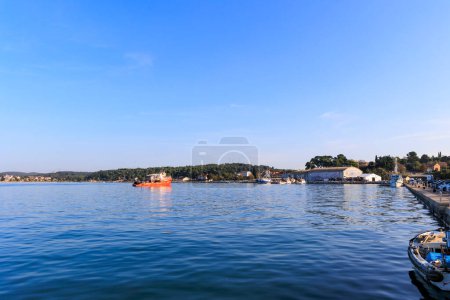Téléchargez les photos : Bateau de pêche bourdonné par les mouettes revient après la pêche au port Croatie, Rovinj, 29.10.2022 - en image libre de droit
