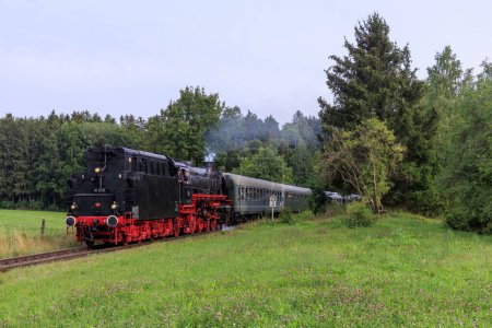 Foto de Pflaumdorf, Bavaria 07.08.2022, steam locomotive during a special trip of the steam railroad Augsburg Ammersee - Imagen libre de derechos