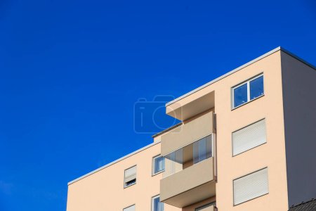 Foto de Bloque de apartamentos con balcón frente a un cielo azul en un día de verano en Augsburgo, Alemania - Imagen libre de derechos