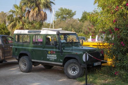 Téléchargez les photos : France, Le Grau du Roi, 1er juin 2023., trois Land Rovers sont prêts pour le safari sur un parking - en image libre de droit