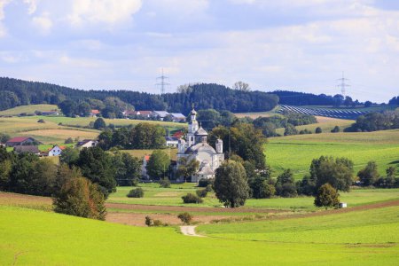 Téléchargez les photos : Eglise de pèlerinage Maria Birnbaum à Sielenbach en Bavière par une journée ensoleillée avec un ciel bleu - en image libre de droit