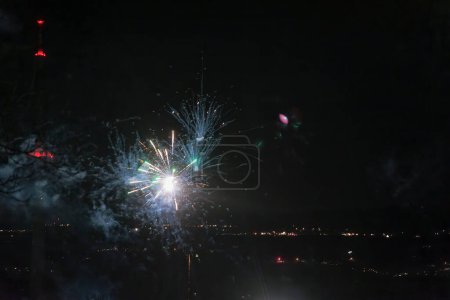 Foto de Coloridos fuegos artificiales en la víspera de Año Nuevo en el alto Peienberg en Alemania en el cambio de año de 2022 a 2023. - Imagen libre de derechos