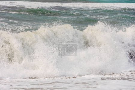 Téléchargez les photos : La plage de sable d'Agios Georgios sur l'île de Corfou par une journée orageuse avec de hautes vagues - en image libre de droit