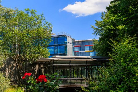 Foto de Augsburgo Alemania 12.6.2022: Edificio del Instituto Alemán de Seguros de Pensiones Suabia en un día soleado con cielo azul - Imagen libre de derechos