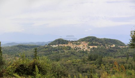 Foto de Pueblo de montaña en el norte de la isla de Corfú entre montañas boscosas y plantaciones de olivos - Imagen libre de derechos