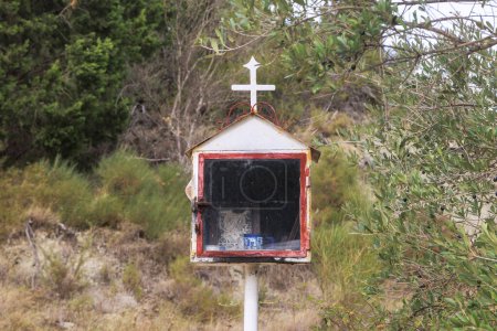 Téléchargez les photos : Mémorial routier pour les défunts sur l'île de Corfou - en image libre de droit