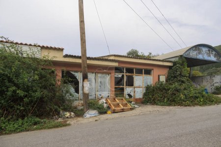 Téléchargez les photos : Ancien atelier abandonné dans un village de l'île de Corfou - en image libre de droit