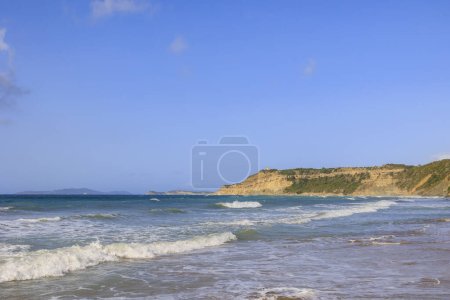 Téléchargez les photos : Côte de l'île de Corfou près de la ville d'Arillas sous le ciel bleu et la mer lourde - en image libre de droit
