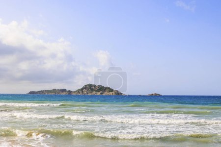 Téléchargez les photos : Côte de l'île de Corfou près de la ville d'Arillas sous le ciel bleu et la mer lourde - en image libre de droit