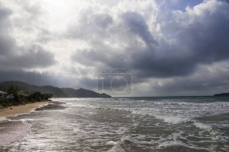Téléchargez les photos : Côte de l'île de Corfou près de la ville d'Arillas sous un ciel nuageux et une mer lourde - en image libre de droit