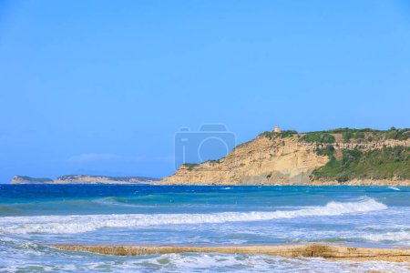 Foto de Costa de la isla de Corfú cerca de la ciudad de Arillas bajo cielos azules y mares pesados - Imagen libre de derechos