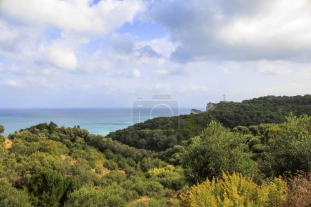 Téléchargez les photos : Vue sur les montagnes boisées et les plantations d'oliviers jusqu'au cap Drastis au nord de l'île de Corfou - en image libre de droit