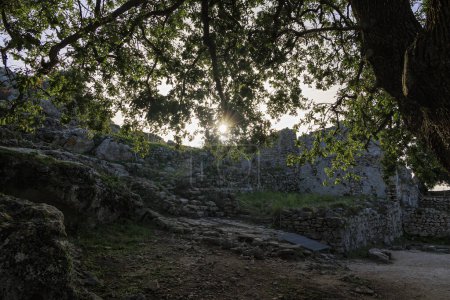 Téléchargez les photos : Ruines du château Angelokastro dans la soirée sous un ciel bleu sur l'île de Corfou - en image libre de droit