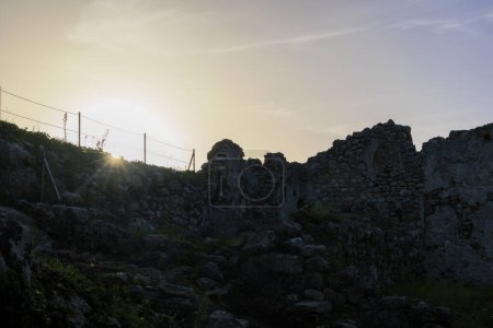 Foto de Ruinas del castillo de Angelokastro en la noche bajo un cielo azul en la isla de Corfú - Imagen libre de derechos