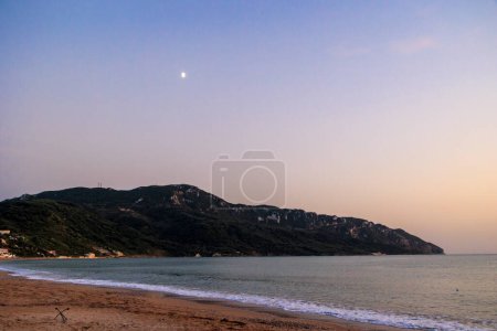 Téléchargez les photos : Coucher de soleil sur la mer et la baie d'Agios Georgios sur l'île de Corfou - en image libre de droit