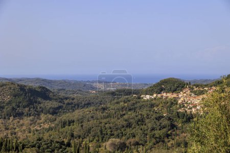Foto de Montañas boscosas y plantaciones de olivos en el norte de la isla de Corfú - Imagen libre de derechos