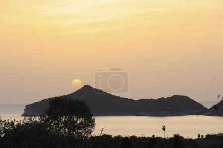Foto de Puesta de sol sobre el mar y la bahía de Agios Georgios en la isla de Corfú - Imagen libre de derechos