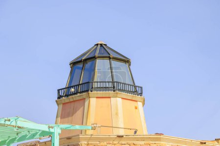 Téléchargez les photos : Tour d'observation vitrée à Sidari sur l'île de Corfou sous un ciel bleu - en image libre de droit
