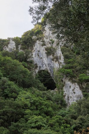 Téléchargez les photos : Porte rocheuse dans les montagnes au nord de l'île de Corfou entre les montagnes boisées - en image libre de droit