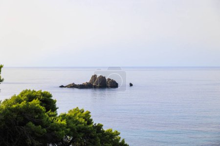 Téléchargez les photos : Côte et rochers solitaires dans la mer près de Sinarades sur l'île de Corfou - en image libre de droit