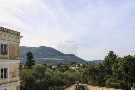 Foto de Antigua villa de la emperatriz Sissi Achilleion en la isla de Corfú, Grecia, Corfú, 24.10.2023 - Imagen libre de derechos