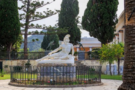 Téléchargez les photos : Statue de l'Achille mourant dans l'Achille sur l'île de Corfou sous un ciel légèrement couvert, Grèce, Corfou, 24.10.2023 - en image libre de droit