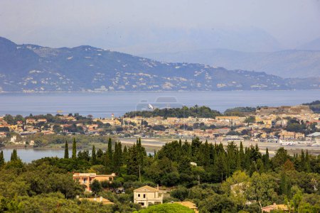 Foto de Vista del aeropuerto y un avión despegando del jardín del Achilleion en la isla de Corfú, Grecia, Corfú, 24.10.2023 - Imagen libre de derechos