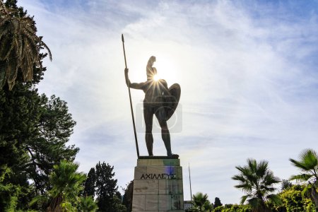 Téléchargez les photos : Statue du vainqueur Achille dans l'Achille sur l'île de Corfou sous un ciel légèrement couvert avec vue sur la ville de Corfou, Grèce, Corfou, 24 octobre 2023 - en image libre de droit