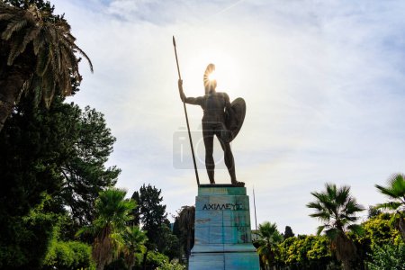 Téléchargez les photos : Statue du vainqueur Achille dans l'Achille sur l'île de Corfou sous un ciel légèrement couvert avec vue sur la ville de Corfou, Grèce, Corfou, 24 octobre 2023 - en image libre de droit