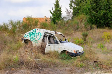 Téléchargez les photos : Épave d'un véhicule dentelé sur le côté d'une route dans le nord de l'île de Corfou, Grèce, Corfou, 22 / 10 / 2023 - en image libre de droit