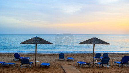 Téléchargez les photos : Coucher de soleil sur la mer et la baie d'Agios Georgios sur l'île de Corfou - en image libre de droit
