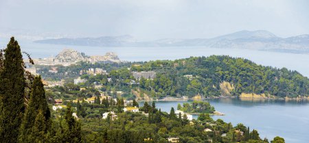Foto de Vista desde la antigua villa de la emperatriz Sissi Achilleion sobre bosques de cipreses y olivos a la ciudad de Corfú - Imagen libre de derechos
